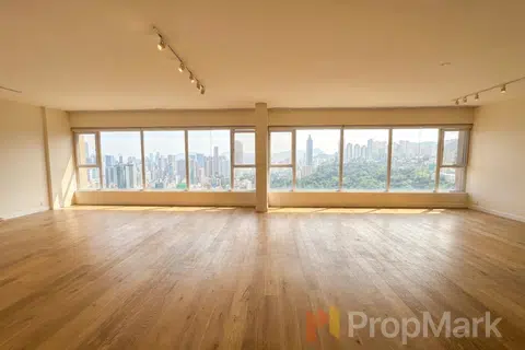 Leon Court - Photo