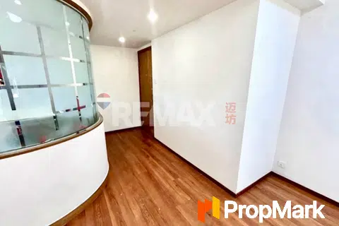 Realty Gardens - Photo 3