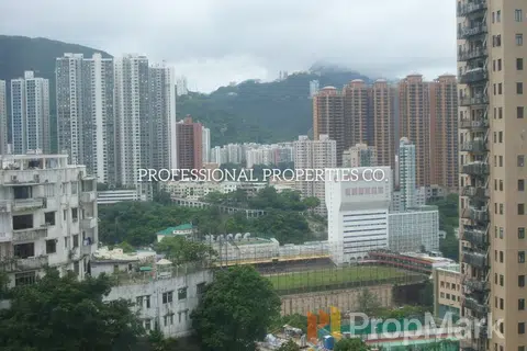 Y.I - Photo 3
