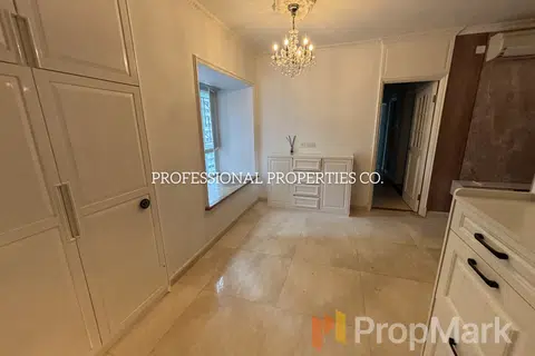 Royal Court - Photo 2