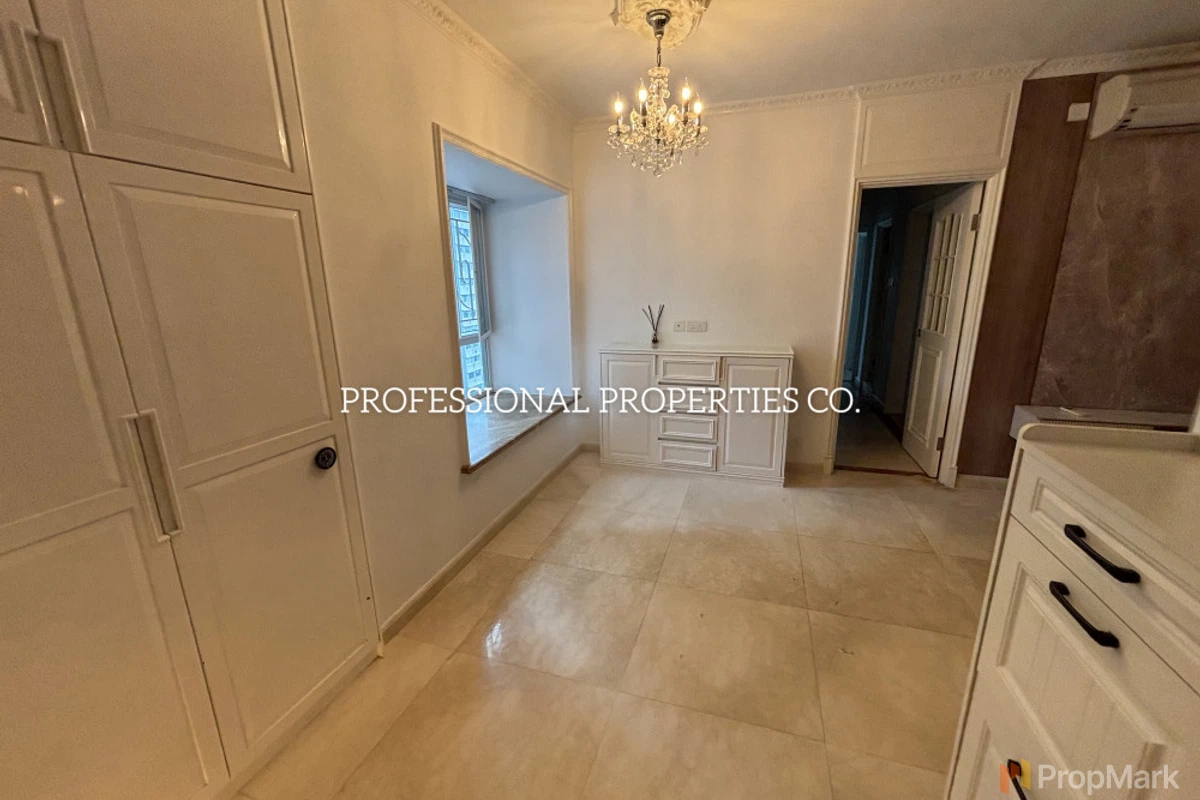 Royal Court - Photo 2