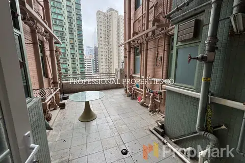 Royal Court - Photo 4