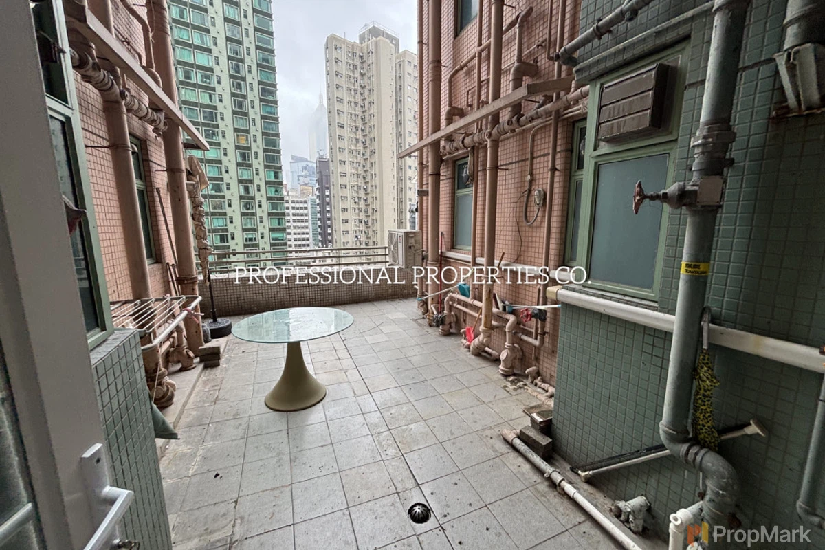 Royal Court - Photo 4