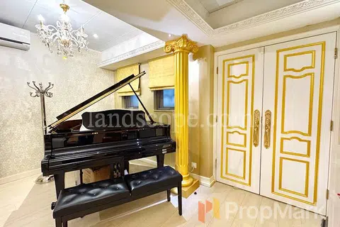 Falcon Lodge - Photo 2