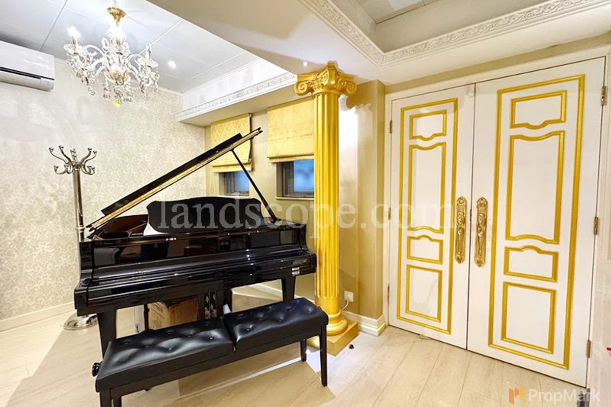 Falcon Lodge - Photo 2