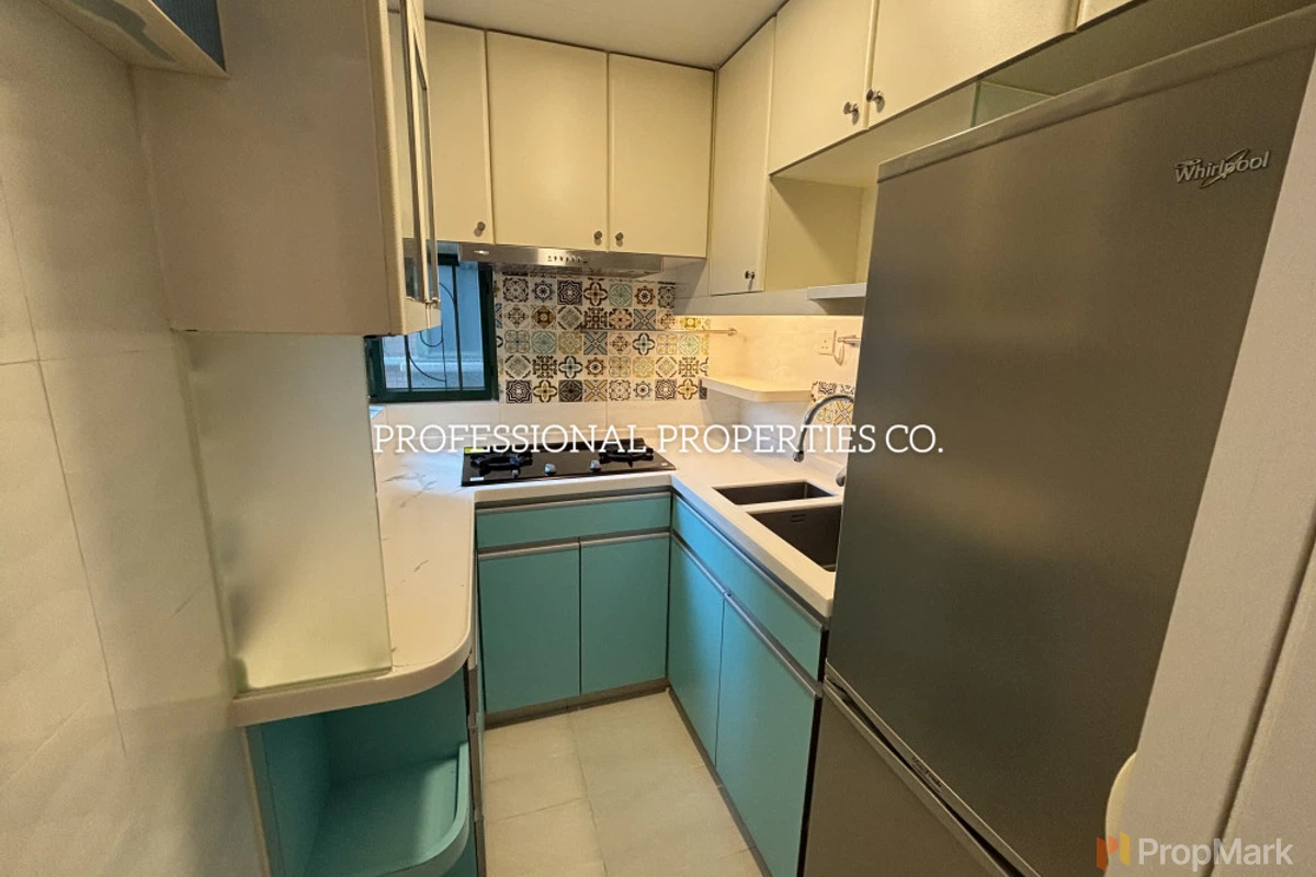 Royal Court - Photo 5