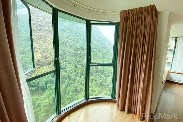 Hillsborough Court - Photo 2