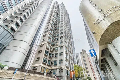 Windsor Court - Photo 2