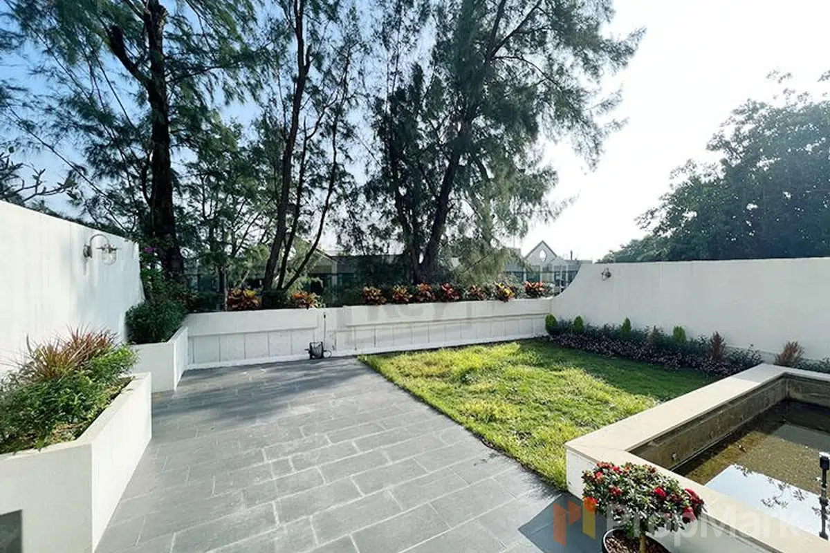 Grosse Pointe Villa - Photo 1