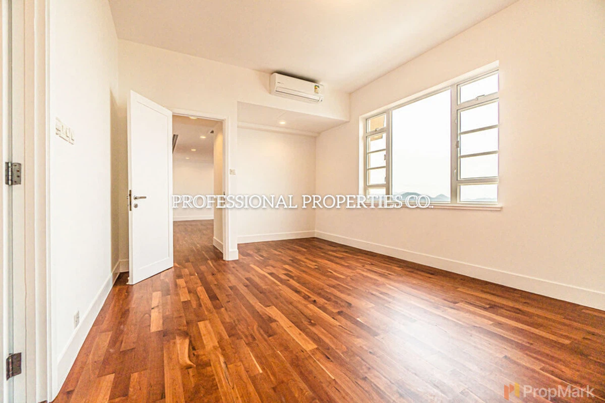 La Hacienda - Photo 12