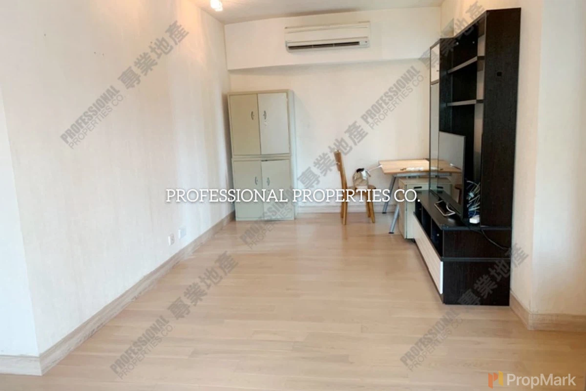 Royal Court - Photo 2