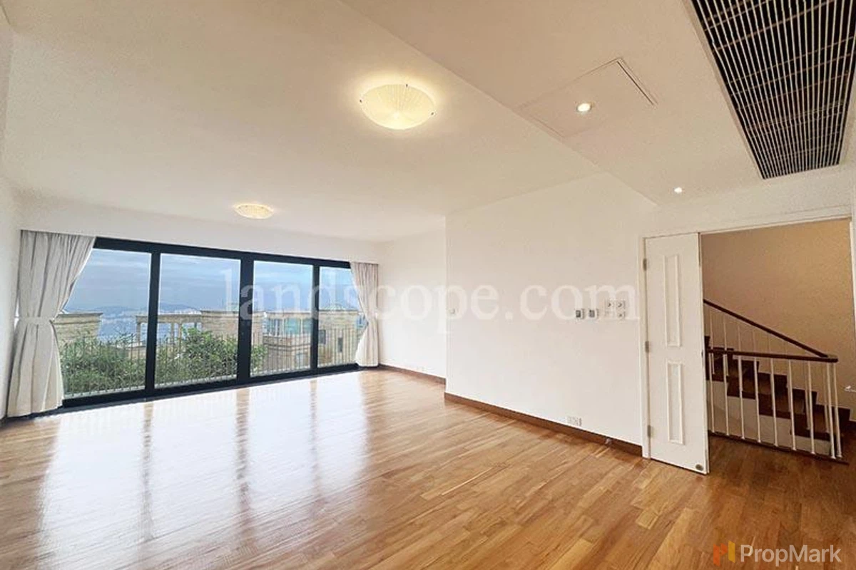 Undercliff - Photo 1