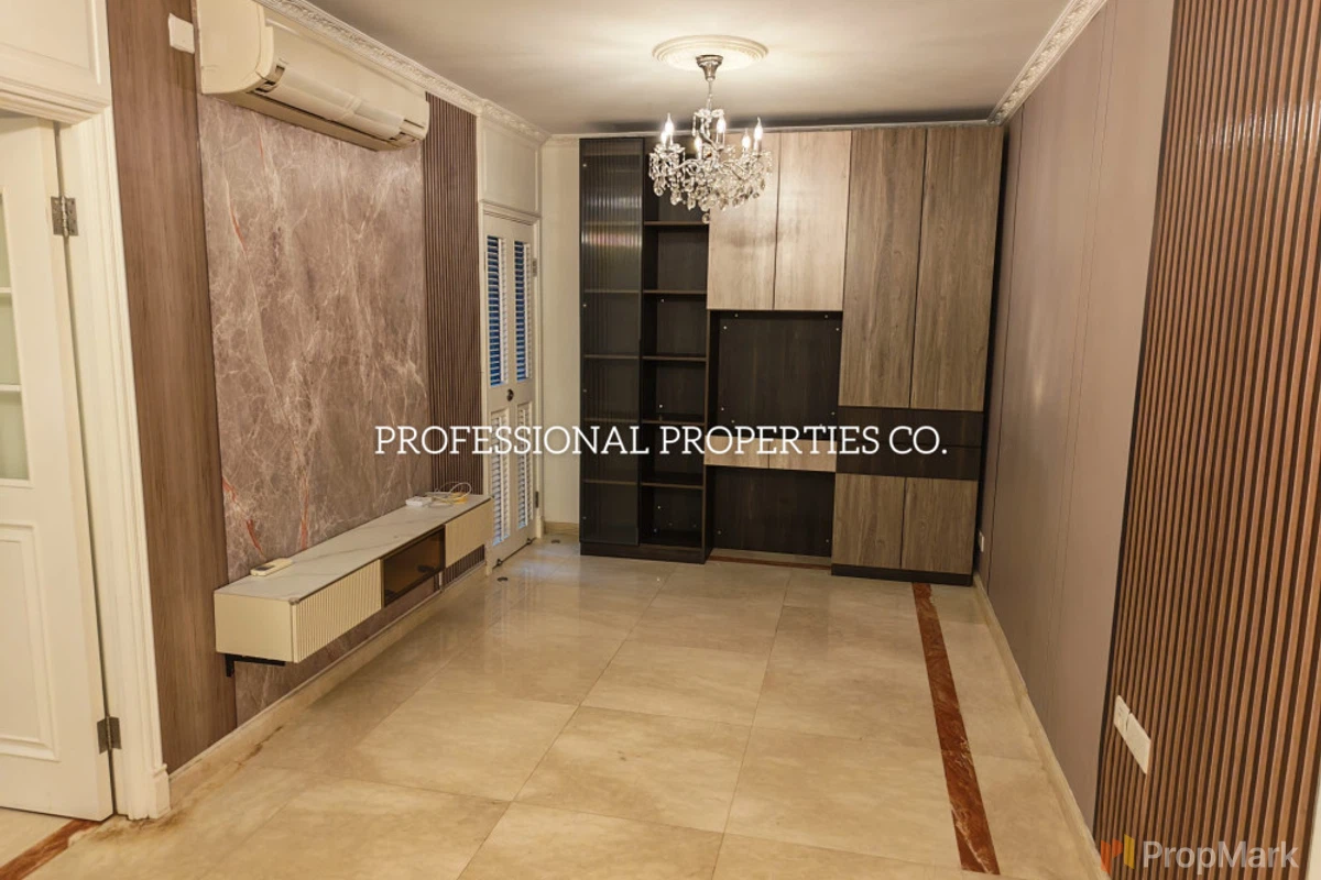 Royal Court - Photo 11