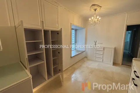 Royal Court - Photo 3