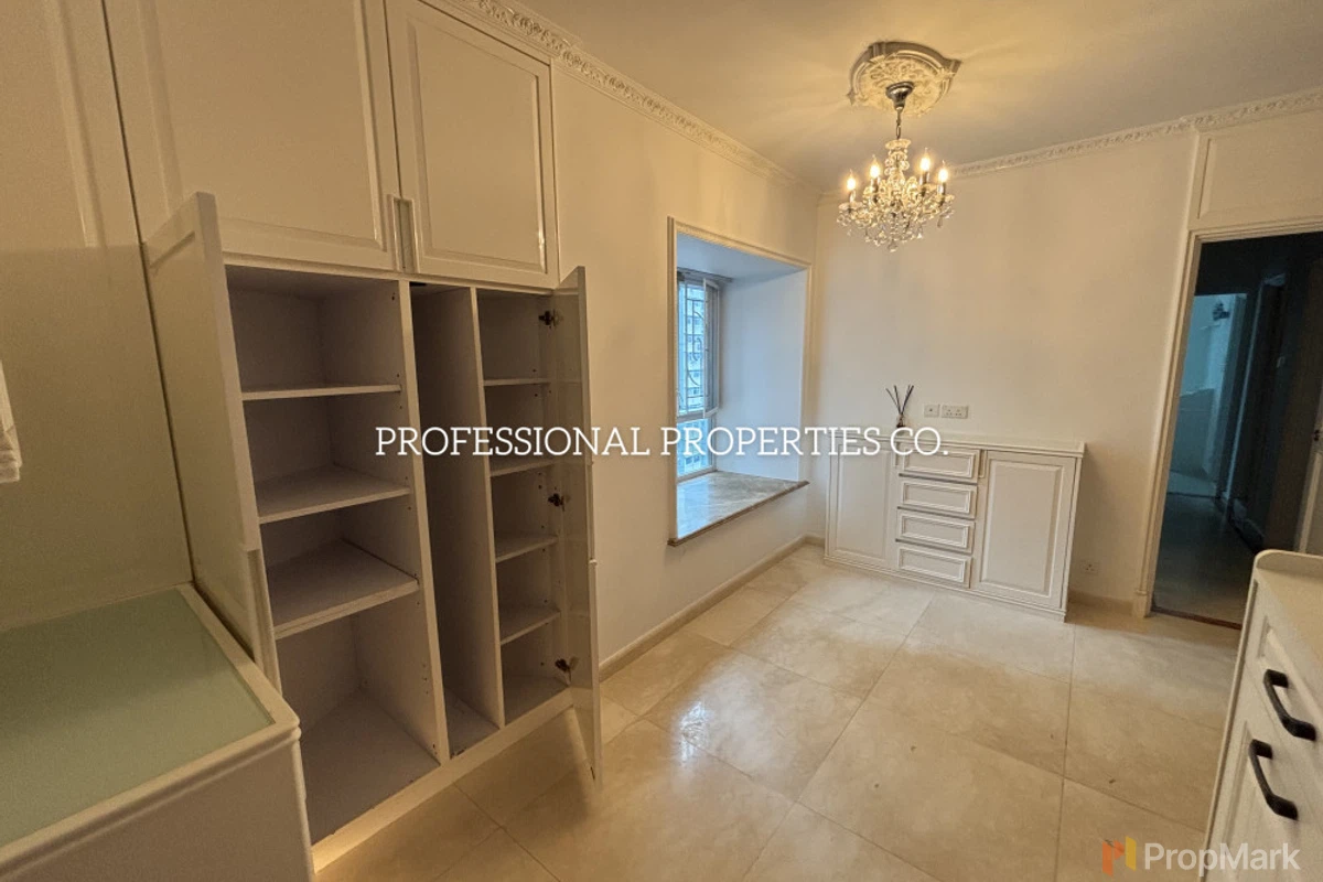 Royal Court - Photo 3