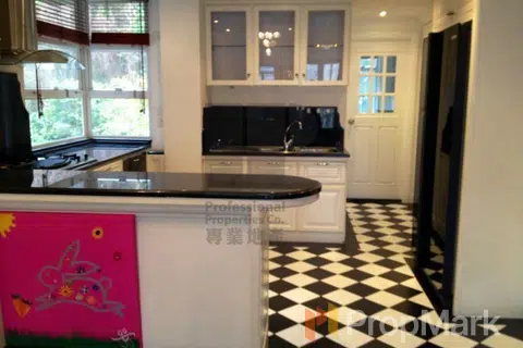 Ewan Court - Photo Ewan Court - Photo