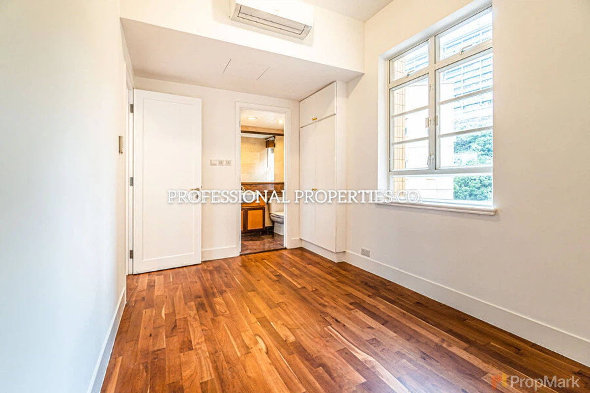 La Hacienda - Photo 8