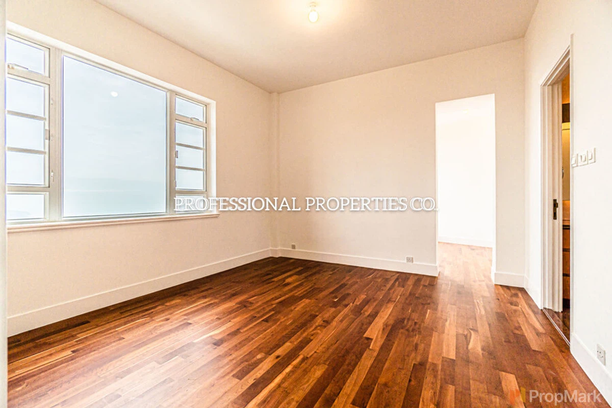 La Hacienda - Photo 11