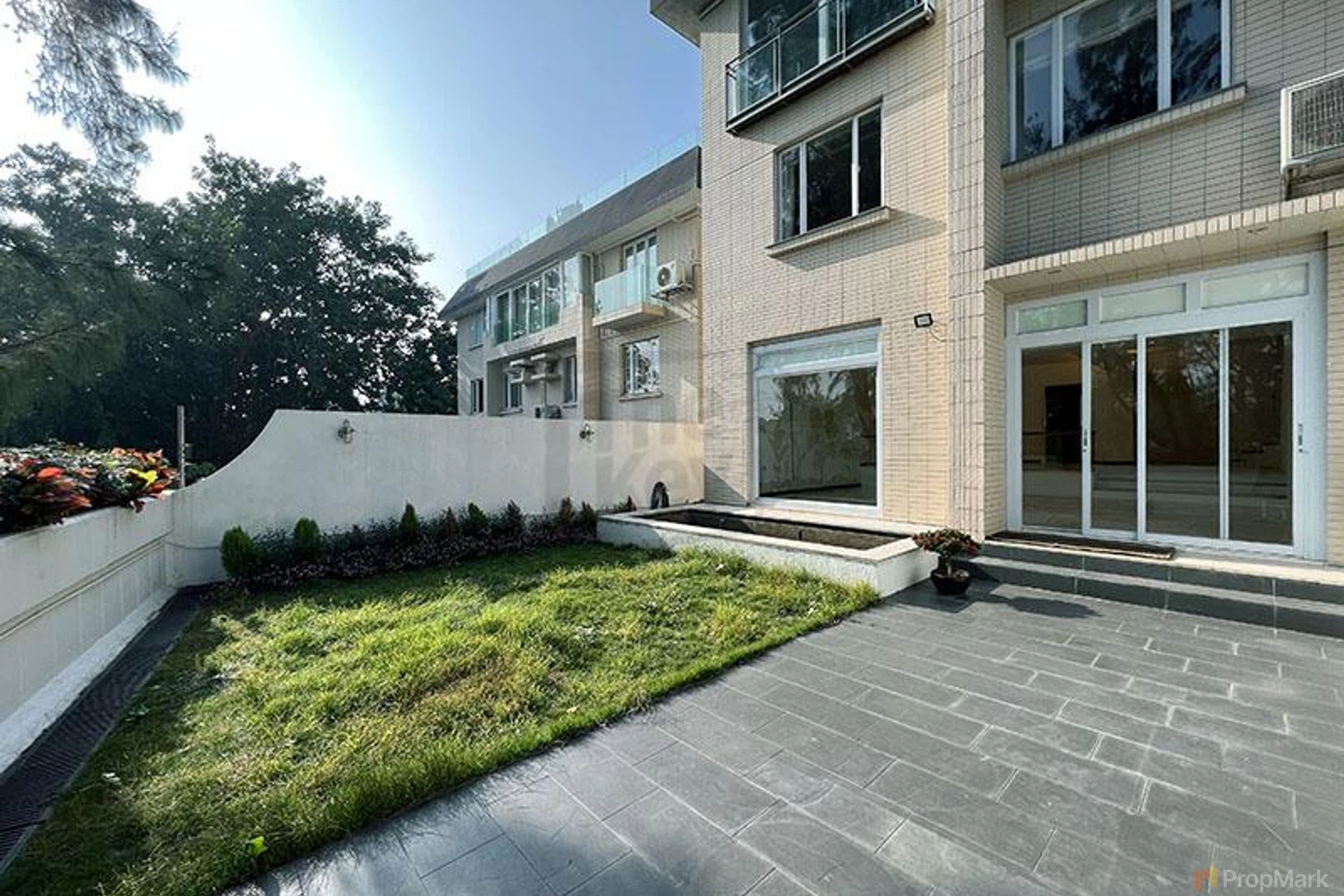 Grosse Pointe Villa - Photo 2