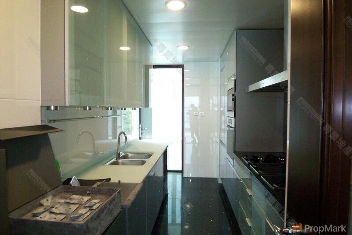 The Legend - Photo 12