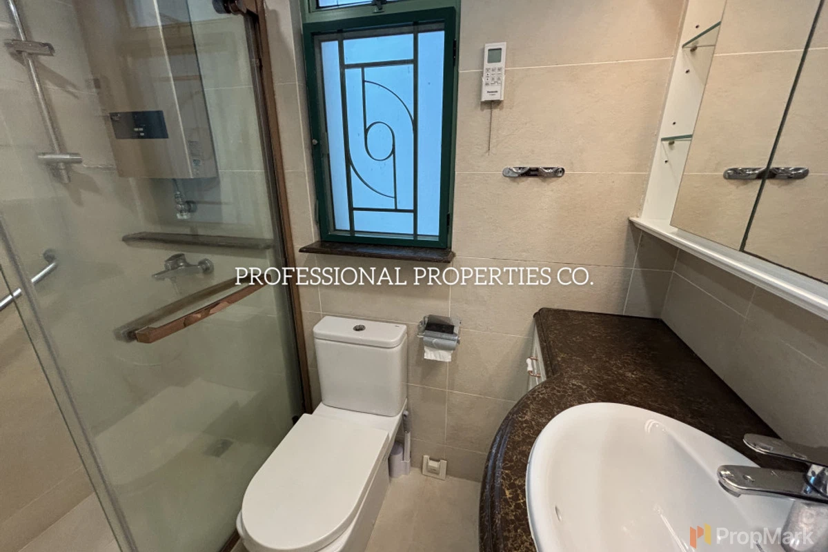 Royal Court - Photo 9