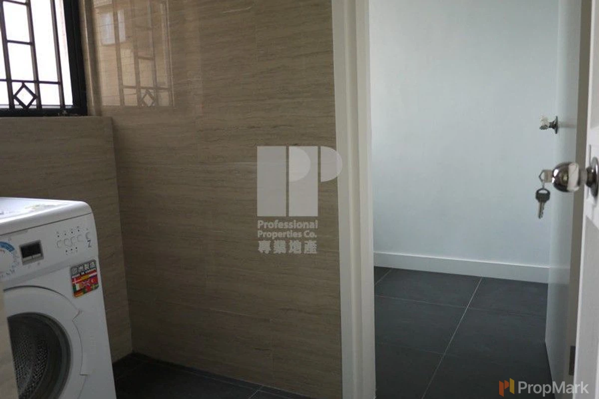 Imperial Court - Photo 15