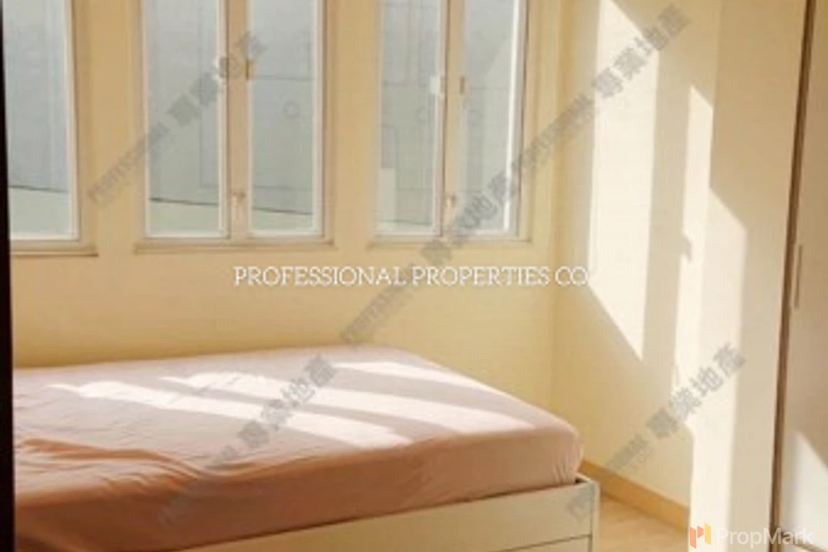 Sunny Building - Photo 3