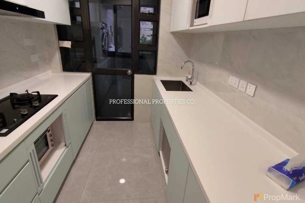 The Royal Court - Photo 15