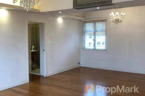 Evelyn Towers - Photo