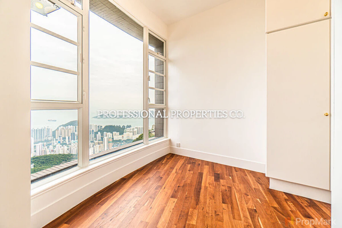 La Hacienda - Photo 13