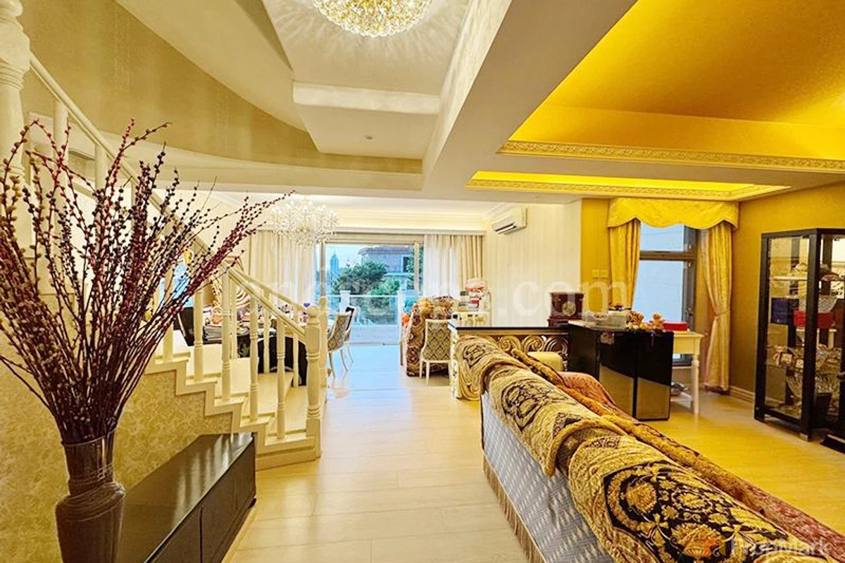 Falcon Lodge - Photo 3