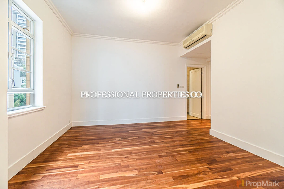 La Hacienda - Photo 5